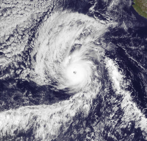 Hurricane Kenneth at peak on Nov. 22/11.